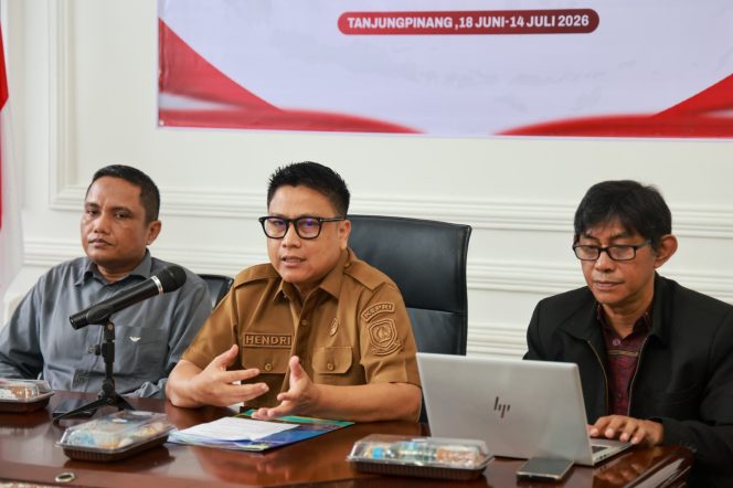 
					Kepala Diskominfo Keperi, Hendri Kurniadi (tengah) memberikan arahan pada pembukaan Bimtek Pengisian Self-Assessment Questionnaire (SAQ) Monitoring dan Evaluasi (Monev) Keterbukaan Informasi Publik Tahun 2026 di Collaboration Room Diskominfo Kepri, Dompak, Tanjungpinang, Selasa (23/6/2026). 