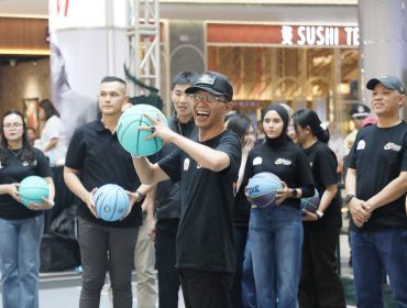 Wali Kota Batam, Amsakar Achmad, bersiap melempar bola saat membuka Basketball 3×3 Bhayangkara Championship di Grand Batam Mall, Lubukbaja, Kamis (25/6/2026). 