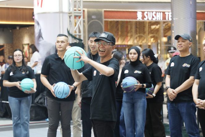
					Wali Kota Batam, Amsakar Achmad, bersiap melempar bola saat membuka Basketball 3×3 Bhayangkara Championship di Grand Batam Mall, Lubukbaja, Kamis (25/6/2026). 
