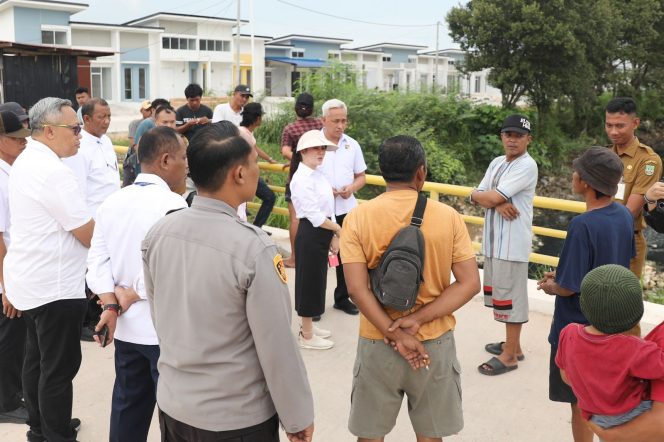 
					Wakil Wali Kota Batam, Li Claudia Chandra, beberbincang dengan warga saat meninjau lokasi kemunculan buaya di Sagulung, Selasa (30/6/2026). 