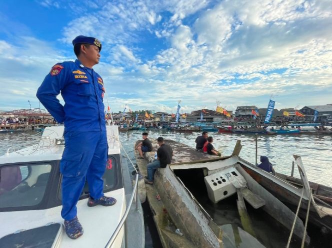 
					Pengamanan dipimpin langsung oleh Kasat Polairud Polresta Tanjungpinang, AKP Arif Ridho, S.I.K., M.Si., dengan menerjunkan personel beserta kapal patroli untuk memastikan seluruh rangkaian perlombaan berlangsung aman, tertib, dan lancar.