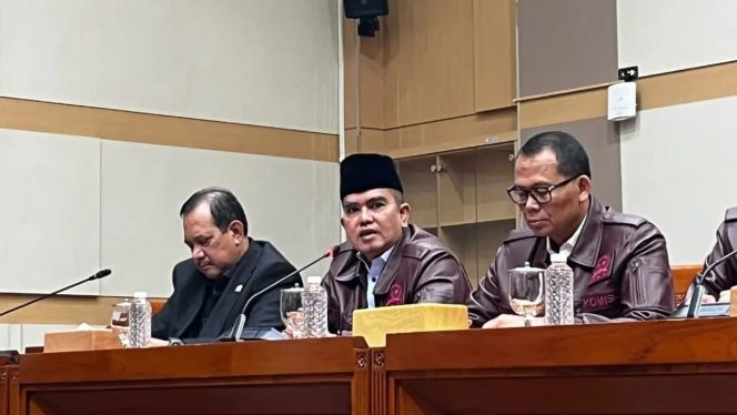 
					Dua fraksi di Komisi III DPR RI, yakni Fraksi PDI Perjuangan (PDIP) dan Fraksi Partai Amanat Nasional (PAN), kompak meminta pelaku korupsi Kejagung dihukum mati. 