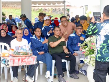 Sekda Batam, Firmansyah, bersama sejumlah pensiunan pegawai Pemko Batam saat silaturahmi di Sekupang, Sabtu (25/7/2026). 