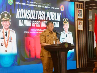 Sekda Batam, Firmansyah, membuka Konsultasi Publik Rancangan Akhir RPBD di Kantor Wali Kota Batam, Senin (27/7/2026). 
