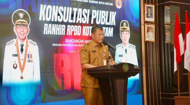 Sekda Batam, Firmansyah, membuka Konsultasi Publik Rancangan Akhir RPBD di Kantor Wali Kota Batam, Senin (27/7/2026). 