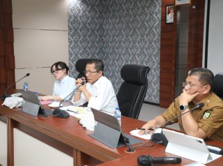 Wali Kota Batam, Amsakar Achmad, didampingi Wakil Wali Kota Batam, Li Claudia Chandra, dan Sekda Batam, Firmansyah, memimpin Rapat Evaluasi Triwulan II/Semester I di Kantor Wali Kota Batam, Senin (27/7/2026). 