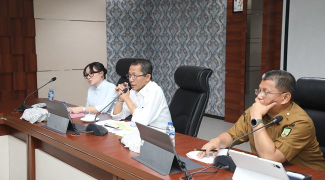 Wali Kota Batam, Amsakar Achmad, didampingi Wakil Wali Kota Batam, Li Claudia Chandra, dan Sekda Batam, Firmansyah, memimpin Rapat Evaluasi Triwulan II/Semester I di Kantor Wali Kota Batam, Senin (27/7/2026). 