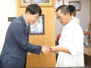 Wali Kota Batam, Amsakar Achmad, menyalami President Jeonju Vision College, Woo Byung-hun, saat pertemuan di Kantor Wali Kota Batam, Senin (27/7/2026