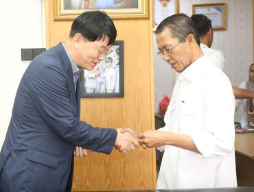 Wali Kota Batam, Amsakar Achmad, menyalami President Jeonju Vision College, Woo Byung-hun, saat pertemuan di Kantor Wali Kota Batam, Senin (27/7/2026