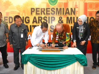 Wali Kota Batam, Amsakar Achmad, bersama Kepala Badan Urusan Administrasi Mahkamah Agung RI, Sobandi, menandatangani prasasti saat meresmikan Gedung Arsip dan Musala Baitus Shalihin PN Batam di kompleks kantor PN Batam, Batam Centre, Selasa (28/7/2026). 