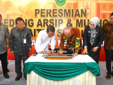 Wali Kota Batam, Amsakar Achmad, bersama Kepala Badan Urusan Administrasi Mahkamah Agung RI, Sobandi, menandatangani prasasti saat meresmikan Gedung Arsip dan Musala Baitus Shalihin PN Batam di kompleks kantor PN Batam, Batam Centre, Selasa (28/7/2026). 