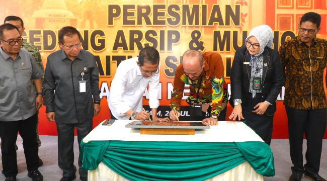 Wali Kota Batam, Amsakar Achmad, bersama Kepala Badan Urusan Administrasi Mahkamah Agung RI, Sobandi, menandatangani prasasti saat meresmikan Gedung Arsip dan Musala Baitus Shalihin PN Batam di kompleks kantor PN Batam, Batam Centre, Selasa (28/7/2026). 
