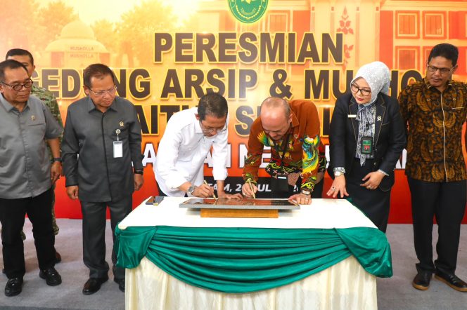 
					Wali Kota Batam, Amsakar Achmad, bersama Kepala Badan Urusan Administrasi Mahkamah Agung RI, Sobandi, menandatangani prasasti saat meresmikan Gedung Arsip dan Musala Baitus Shalihin PN Batam di kompleks kantor PN Batam, Batam Centre, Selasa (28/7/2026). 