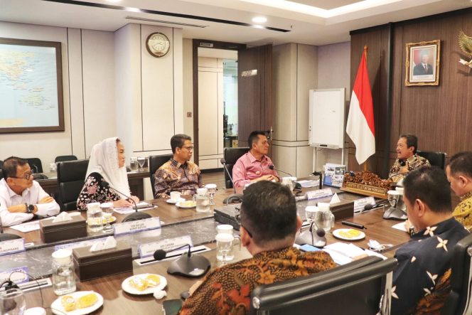 
					Gubernur Ansar Ahmad didampingi sejumlah Kepala daerah dan Kepala OPD di Kepulauan Riau beraudiensi bersama Menteri KKP Sakti Wahyu Trenggono di Gedung Menara Bahari I, Jakara Pusat, Jumat (10/7/2026)