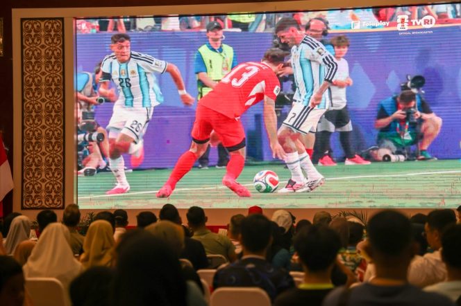 
					Suasana nonton bareng Bola Gembira pertandingan perempat final Piala Dunia FIFA 2026 antara Argentina melawan Swiss yang diselenggarakan Pemerintah Provinsi Kepulauan Riau bekerja sama dengan TVRI Stasiun Kepulauan Riau di Aula Wan Seri Beni, Dompak, Tanjungpinang, Minggu (12/7/2026). 