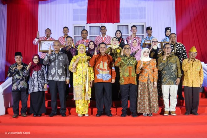 
					Gubernur dan Wakil Gubernur Kepulauan Riau, Sekdaprov, Ketua TP PKK, Ketua BKOW, bersama jajaran Forkompinda, serta pelatih serta anggota Paskibraka berfoto bersama pada malam ramah tamah dan hiburan sempena Peringatan HUT ke-81 RI di Gedung Daerah Tanjungpinang, Senin (17/8/2026) malam. 