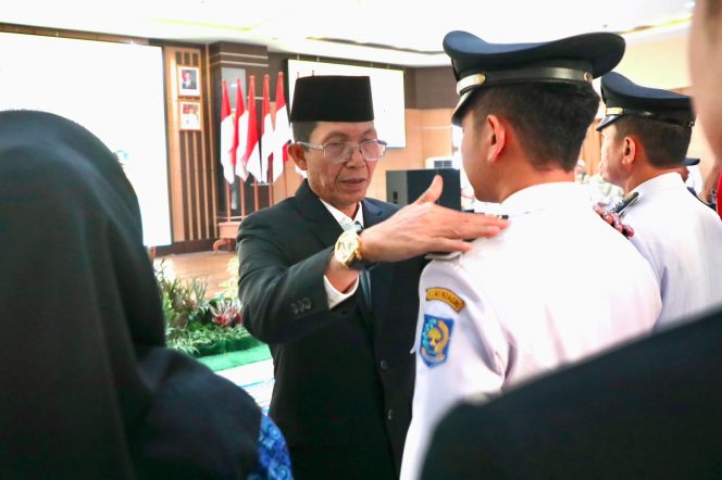 
					Wali Kota Batam, Amsakar Achmad, melantik sejumlah pejabat di lingkungan Pemko Batam di Kantor Wali Kota Batam, Rabu (5/8/2026). 