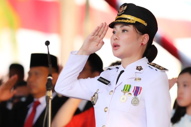 
					Wakil Wali Kota Batam, Li Claudia Chandra, memberi hormat kepada Merah Putih saat upacara penurunan bendera dalam rangka HUT ke-81 RI di Dataran Engku Putri, Batam Center, Senin (17/8/2026).