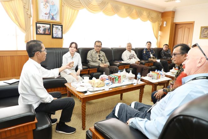 
					Wali Kota Batam, Amsakar Achmad, bersama Wakil Wali Kota Batam, Li Claudia Chandra, menerima audiensi jajaran PT McDermott di Ruang Kerja Wali Kota Batam, Kamis (20/8/2026). 
