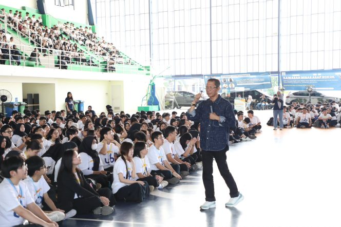 
					Sejumlah mahasiswa baru UIB berswafoto bersama Wali Kota Batam, Amsakar Achmad, saat PKKMB di Sport Hall UIB, Sabtu (22/8/2026