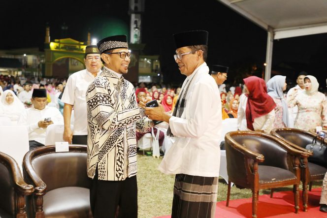 
					Wali Kota Batam, Amsakar Achmad, berbincang dengan Ustaz Wijayanto saat peringatan Maulid Nabi Muhammad SAW tingkat Kota Batam di Lapangan Bola Usman Harun, Tanjung Piayu, Sungai Beduk, Senin (24/8/2026) malam. 