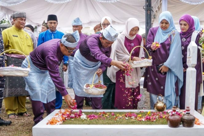 
					Gubernur Ansar Ahmad dan Wakil Gubernur Nyanyang Haris Pratamura melaksanakan tabur bunga di makam Mantan Gubernur Kepri H Muhammad Sani, Kamis (24/9/2026). 