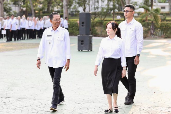 
					Wali Kota Batam, Amsakar Achmad, bersama Wakil Wali Kota Batam, Li Claudia Chandra, menghadiri apel gabungan di Dataran Engku Putri, Batamcentre, Rabu (2/9/2026