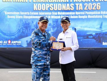 Wali Kota Batam, Amsakar Achmad, menghadiri latihan penanganan pasca-force down Koopsudnas Tahun Anggaran 2026 di Bandara Internasional Hang Nadim Batam, Jumat (11/9/2026). 