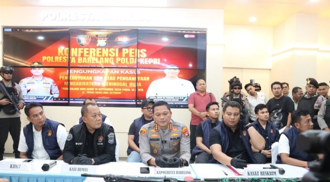 
					Kapolresta Barelang Kombes Pol Anggoro Wicaksono, S.H., S.I.K., M.H., dalam keterangannya menyampaikan bahwa konferensi pers tersebut merupakan tindak lanjut atas peristiwa perselisihan antara dua kelompok yang terjadi pada Senin, 14 September 2026, di wilayah Setokok.