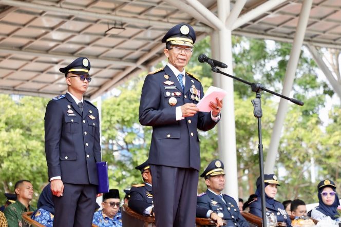 
					Wali Kota Batam, Amsakar Achmad, bersama Wakil Wali Kota Batam, Li Claudia Chandra, menghadiri Upacara Peringatan Harhubnas Tingkat Kota Batam 2026 di Dataran Engku Putri, Batam Centre, Senin (21/9/2026). 