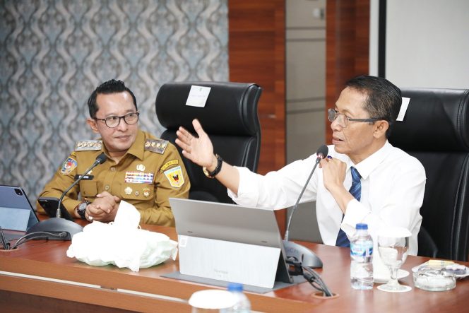 
					Wali Kota Batam, Amsakar Achmad, bersama Bupati Tanah Datar, Eka Putra, saat bertemu di Kantor Wali Kota, Senin (21/9/2026). 