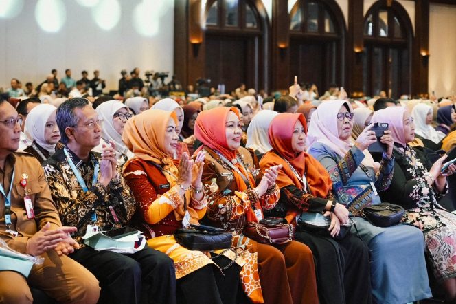 
					Batam-Ketua Tim Penggerak Pemberdayaan dan Kesejahteran Keluarga (TP-PKK) Kota Batam, Erlita Amsakar, menghadiri Rapat Penguatan Tata Kelola Lembaga Dekranas, TP-PKK, dan Tim Pembina Posyandu se-Indonesia Bagian Barat di Jakarta Selatan, Senin (21/9/2026).

Rapat tersebut membahas penguatan tata kelola kelembagaan Dekranas, TP-PKK, dan Tim Pembina Posyandu di daerah. Erlita menegaskan, arahan yang disampaikan pemerintah pusat akan segera ditindaklanjuti dan diteruskan hingga ke tingkat bawah.

“Tadi ada beberapa pesan penting yang disampaikan Ibu Tito. Kita di tingkat kota tentu akan mengikuti arahan pusat,” ujar Erlita.

Dalam pertemuan itu, turut dipaparkan dukungan Pemerintah Kota Batam terhadap program TP-PKK melalui pengalokasian anggaran dalam APBD.




Erlita menyampaikan, berdasarkan paparan dalam rapat, Kota Batam berada di posisi kedua dalam besaran anggaran yang dialokasikan pemerintah daerah untuk mendukung program TP-PKK. Posisi pertama ditempati Kota Tangerang, sedangkan Kota Makassar berada di urutan ketiga.

Menurut Erlita, dukungan anggaran tersebut menjadi salah satu faktor penting untuk memastikan program yang telah dirancang dapat berjalan secara optimal dan memberikan manfaat bagi masyarakat.

Selain dukungan anggaran, ia menilai penguatan tata kelola kelembagaan juga perlu menjadi perhatian. Dengan tata kelola yang baik, setiap program diharapkan dapat dilaksanakan secara terarah, terkoordinasi, dan berkelanjutan.

Sementara itu, Ketua Umum Dekranas, TP-PKK, dan Tim Pembina Posyandu Pusat, Tri Tito Karnavian, menekankan pentingnya penguatan tata kelola kelembagaan di tingkat daerah.




Menurut Tri Tito, Dekranas, PKK, dan Posyandu memiliki peran strategis dalam mendukung berbagai program pemerintah, khususnya yang berkaitan dengan pemberdayaan dan peningkatan kesejahteraan masyarakat.

“Kelembagaan yang kuat tentunya membutuhkan tata kelola yang jelas, mulai dari struktur organisasi, pembagian tugas dan kewenangan, mekanisme koordinasi, perencanaan program, pelaksanaan kegiatan, hingga monitoring dan evaluasi. Seluruh aspek tersebut perlu dibangun secara sistematis agar setiap unsur dapat menjalankan perannya secara optimal,” kata Tri Tito.

Ia menjelaskan, Dekranas, PKK, dan Posyandu memiliki karakteristik, tugas, serta ruang lingkup yang berbeda. Meski demikian, ketiganya memiliki tujuan yang saling berkaitan, yakni mendorong pemberdayaan dan meningkatkan kesejahteraan masyarakat.

Rapat tersebut menjadi momentum untuk memperkuat sinergi antara pemerintah pusat dan daerah. Selain itu, pertemuan tersebut diharapkan dapat memastikan arah kebijakan dan program pemberdayaan masyarakat diterapkan secara efektif hingga ke tingkat paling bawah. (Red)