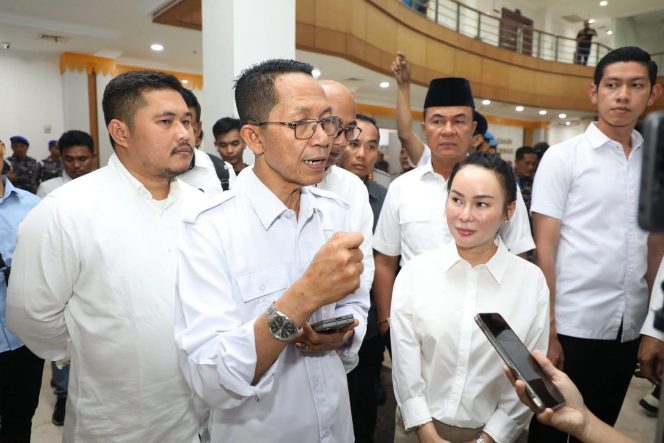 
					Wali Kota Batam, Amsakar Achmad, bersama Wakil Wali Kota Batam, Li Claudia Chandra, memberikan keterangan kepada wartawan belum lama ini.