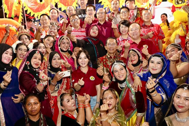 
					Kota Batam, Amsakar Achmad, bersama Wakil Wali Kota Batam, Li Claudia Chandra, bersama sejumlah komunitas saat menghadiri Mooncake Festival Kota Batam di Kompleks Bumi Indah, Lubukbaja, Minggu (27/9/2026) malam. HUMAS