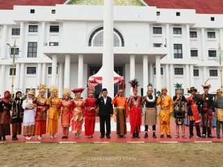 Sejumlah ASN Pemprov Kepri mengenakan pakaian adat dari sejumlah daerah di Indonesia membacakan ikrar sumpah pemuda pada upacara Peringatan 98 Tahun Hari Sumpah Pemuda di halaman Kantor Gubernur Kepri, Dompak, Tanjungpinang, Rabu (28/10/2026). 