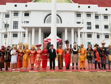 Sejumlah ASN Pemprov Kepri mengenakan pakaian adat dari sejumlah daerah di Indonesia membacakan ikrar sumpah pemuda pada upacara Peringatan 98 Tahun Hari Sumpah Pemuda di halaman Kantor Gubernur Kepri, Dompak, Tanjungpinang, Rabu (28/10/2026). 