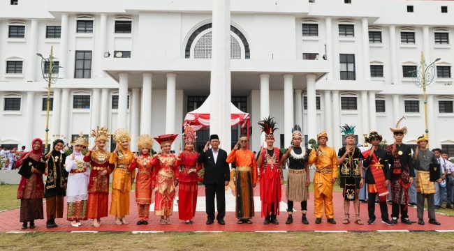 Sejumlah ASN Pemprov Kepri mengenakan pakaian adat dari sejumlah daerah di Indonesia membacakan ikrar sumpah pemuda pada upacara Peringatan 98 Tahun Hari Sumpah Pemuda di halaman Kantor Gubernur Kepri, Dompak, Tanjungpinang, Rabu (28/10/2026). 