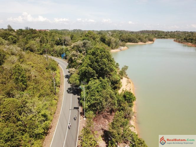 
					Waduk Sei Jago, Desa Lancang Kuning, Kecamatan Bintan Utara, Kabupaten Bintan, Kepulauan Riau. Dalam rapat, Senin (5/10/2026), Wagub Kepri Nyanyang Haris Pratamura menekankan jika Pemerintah Provinsi Kepulauan Riau mendorong dilaksanakannya revitalisasi dan optimalisasi infrastruktur sumber daya air. 