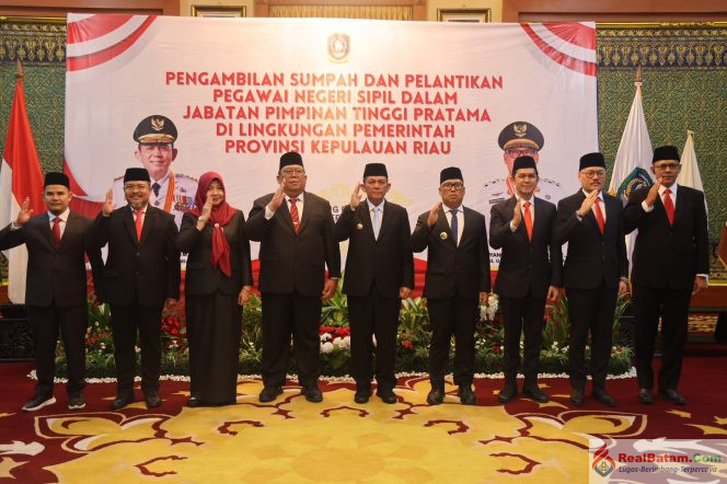 
					Gubernur Kepri Ansar Ahmad dan Wagub Nyanyang Haris Pratamura bersama tujuh pejabat eselon II yang dilantik, Selasa (13/10/2026). Pelantikan berlangsung di Gedung Daerah Tanjungpinang. 