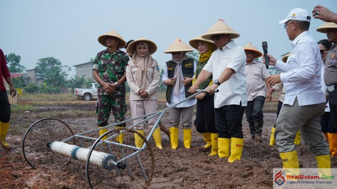
					Wagub Nyanyang mencoba inovasi pembajak sawah yang dimodifikasi menggunakan mesin. 