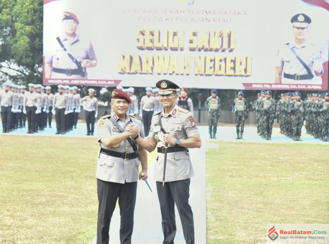 
					Kapolda Kepri yang baru Irjen Pol Suhendri (kanan) bersalam komando dengan Komjen Pol Asep Safrudin pada Upacara pisah sambut parade Kapolda Kepri di Mapolda Kepri, Batam, Jumat (9/10/2026). 