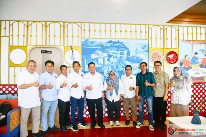 
					Gubernur Kepulauan Riau Ansar Ahmad berfoto bersama pengurus Ikatan Jurnalis Televisi Indonesia (IJTI) Provinsi Kepri di kawasan Bengkong, Kota Batam, Selasa (6/10/2026). (Adeansyah)