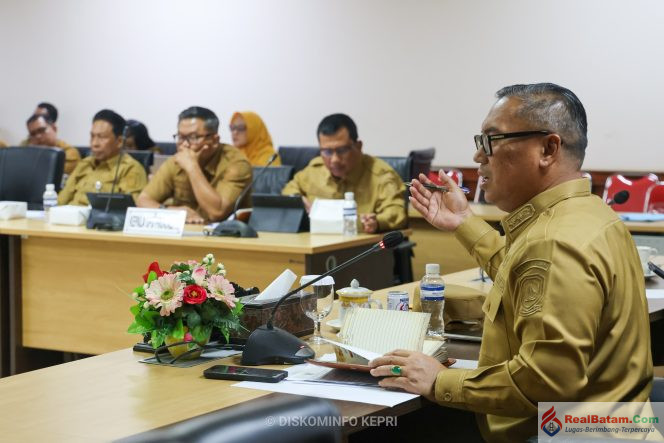 
					Wakil Gubernur Kepri, Nyanyang Haris Pratamura memimpin rapat Asistensi Penyelarasan dan inventarisasi program pembangunan infrastruktur pusat di wilayah Provinsi Kepri tahun 2026-2027. Rapat digelar di Ruang Rapat Lantai 4, Kantor Gubernur Kepri, Dompak, Tanjungpinang, Senin (5/10/2026). 