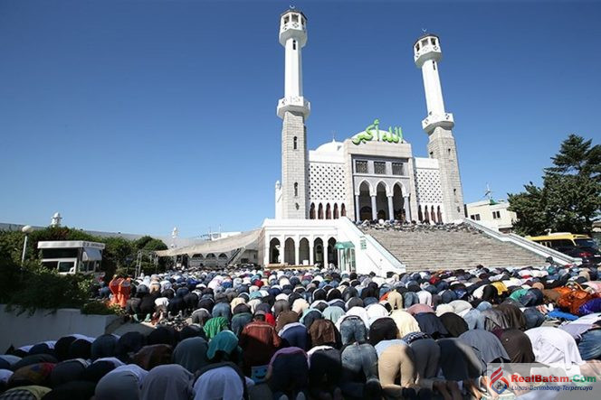 
					Umat Muslim Korea tengah beribadah di Masjid Pusat Seoul yang dibangun pada 1976 di Itaewon, Seoul, Korea Selatan. (Foto: Korea.net/Kim Sunjoo)