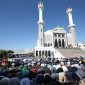 Umat Muslim Korea tengah beribadah di Masjid Pusat Seoul yang dibangun pada 1976 di Itaewon, Seoul, Korea Selatan. (Foto: Korea.net/Kim Sunjoo)