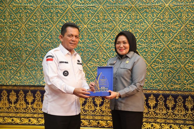 
					Gubernur Kepri Ansar Ahmad menyerahkan cinderamata kepada Morina Harahap, Kepala Kanwil Kemenkum Kepri yang baru usai audiensi dilaksanakan di Gedung Daerah Tanjungpinang, Senin (19/10/2026). 