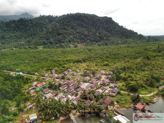 
					Permukiman komunitas masyarakat adat Suku Laut di Desa Kelumu, Kecamatan Lingga, Kabupaten Lingga, Provinsi Kepulauan Riau.