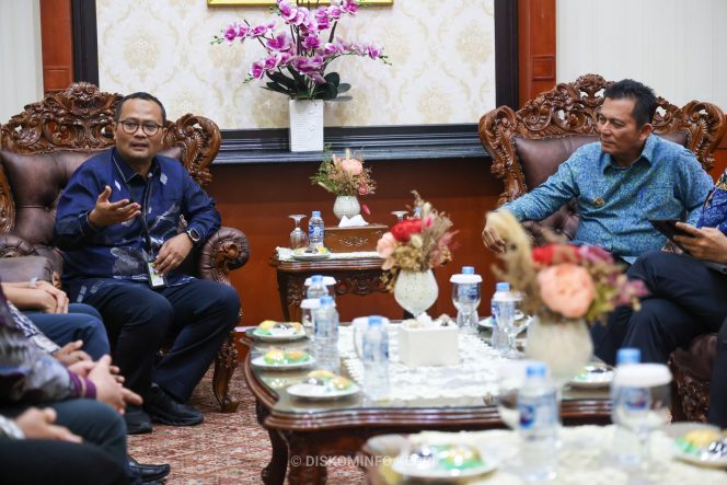 
					EGM PT Pertamina Patra Niaga Regional Sumbagut Fanda Chrismianto (kiri) bersama Gubernur Kepri Ansar Ahmad dalam pertemuan di Gedung Daerah, Tanjungpinang, Kamis (1/10/2026). 