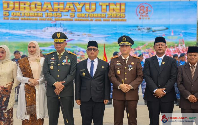 
					Wakil Gubernur Kepri, Nyanyang Haris Pratamura menghadiri upacara peringatan HUT ke-81 Tentara Nasional Indonesia (TNI) di Provinsi Kepulauan Riau berlangsung khidmat di Lapangan Tugu Sirih, Tanjungpinang, Senin (5/10) pagi. 