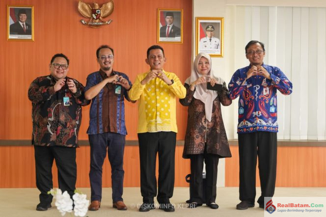 
					Gubenrur Kepri, Ansar Ahmad bersama jajaran manajemen RSUD Raja Ahmad Tabib berfoto bersama Direktur Utama RSJPD Harapan Kita, dr. Iwan Dakota, Kamis (8/10/2026). 